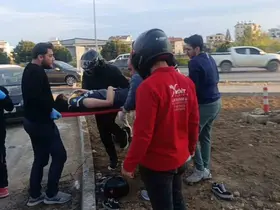 Çarpmanın etkisiyle 20 metre fırlayıp refüjdeki toprağa düşüp hayata tutundular: 2 yaralı
