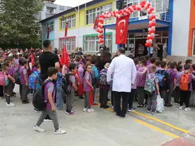 Çarşamba’da okullar öğrencilerle şenlendi
