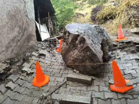 Çatak’ta evin üzerine kaya düştü
