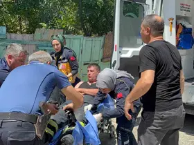 Çatı yangınına müdahale ederken bir alt kata düşen itfaiyeci yaralandı
