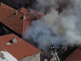 Çatı yangınında annenin dikkati faciayı önledi

