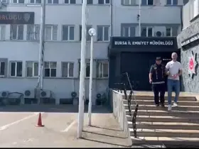 Çatıdan çatıya kaçmaya çalışırken yakalandı
