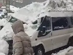 Çatıdan düşen kar kütlesi aracı kullanılmaz hale getirdi

