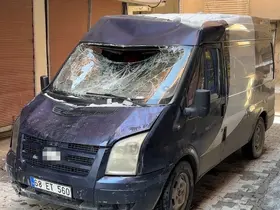 Çatıdan düşen kar kütlesi seyir halindeki minibüse zarar verdi
