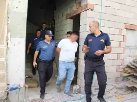 Çatıya çıkan şahsı ekipler ikna edip indirdi
