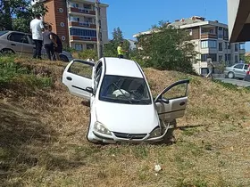 Çaycuma’da iki otomobil çarpışınca araç yoldan çıktı: 1 yaralı
