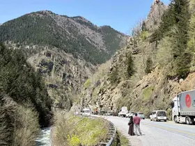 Çaykara-Uzungöl karayolunda kaya düşmesi nedeniyle ulaşım kontrollü sağlanıyor
