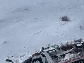 Çekici taşıdığı araç ile şarampole devrildi
