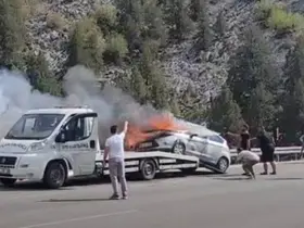 Çekici üzerindeki otomobil alev alev yandı
