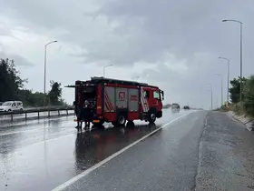 Çekmeköy’de bariyerlere çarpan ambulans devrildi: 1 yaralı
