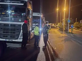 Çeşme’de tır sürücülerine yönelik gece denetimi
