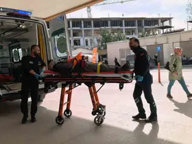 Ceviz ağacından düşen yaşlı adam ağır yaralandı
