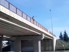 Çevre yolunda intihar girişimi trafiği durma noktasına getirdi
