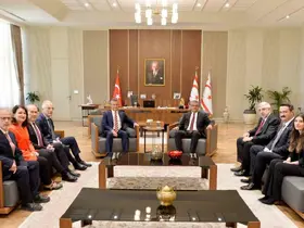CHP Genel Başkanı Özel, KKTC Cumhurbaşkanı Erhürman’ı ziyaret etti
