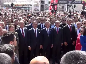 CHP Genel Başkanı Özgür Özel, Taksim Cumhuriyet anıtına çelenk bıraktı
