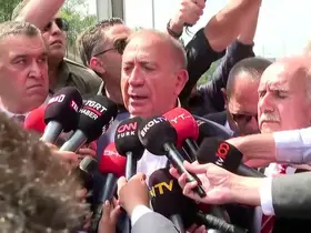 CHP İstanbul İl Başkanlığına gelen Gürsel Tekin’e su şisesi fırlattılar
