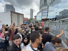 CHP İstanbul İl Başkanlığı’ndaki barikatı yıkmaya çalışan kalabalığa polis müdahalesi
