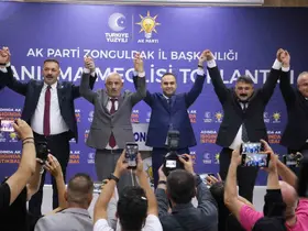 CHP’den istifa eden iki meclis üyesi AK Parti’ye geçti, rozetleri Bakan Kacır taktı
