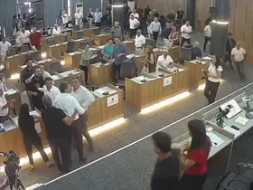 CHP’li belediye başkanının AK Partili meclis üyesinin üzerine yürüdüğü anlar kamerada
