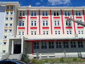 Çiftlik Anadolu İmam Hatip Lisesi’nde örnek davranış: Okul Müdür Yardımcısı binayı kendi boyadı

