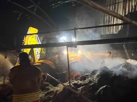 Çiftlikte çıkan yangında saman balyaları alevlere teslim oldu
