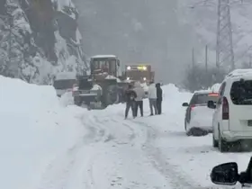 Çığ nedeniyle ulaşıma kapanan Trabzon-Bayburt karayolu kontrollü olarak ulaşıma açıldı
