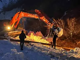 Çığ vurdu, devlet ve ilgili kurumlar çalışma başlattı, Beşağaç köyü karanlıktan kurtarıldı
