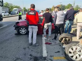 Cip ile çarpışan otomobilin arka tekerlekleri yola fırladı: 2 yaralı

