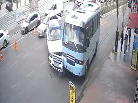 Cip ile yolcu minibüsünün çarpıştığı anlar kamerada
