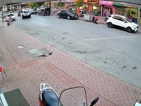Cipe çarpan motosikletli metrelerce havaya savruldu: Kaza anı kamerada
