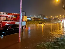Cizre’de araçlarda mahsur kalan 3 kişiyi itfaiye ekipleri kurtardı

