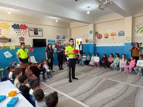 Cizre’de geleceğin sürücüleri kuralları polis amcalarından öğrendi
