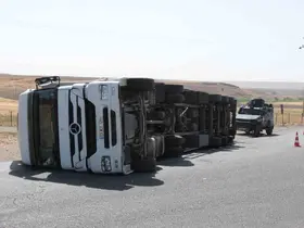 Cizre’de virajı alamayan tır devrildi, sürücü yaralandı
