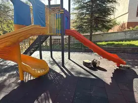 Çocuk parkındaki kaydıraklara yanık yağ döktüler
