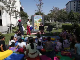 Çocuklar, Açık Hava Kütüphanesi’nde kitap okuma alışkanlığı kazanıyorlar
