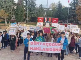 Çocuklar hazırladıkları pankartlarla günlerini kutladı
