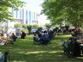 Çocuklar içeride ter döktü, aileler dışarıda piknik yaparak bekledi
