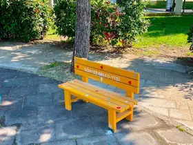 Çocuklar için parklara özel oturma grupları yerleştiriliyor
