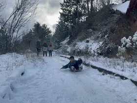 Çocuklar karın tadını poşetlerle kayarak çıkardı

