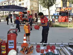 Çocuklara itfaiye ekipmanları anlatıldı

