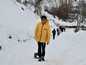 Çocukların kızaklarla kar keyfi
