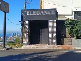 Çocuklarının gözü önünde babaya tokat atan şahsın iş yerine silahlı saldırı

