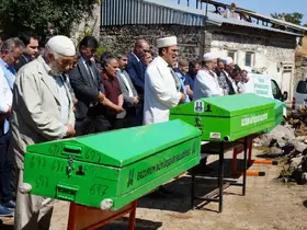 Çöken çatının altında kalan anne ve iki çocuğu toprağa verildi
