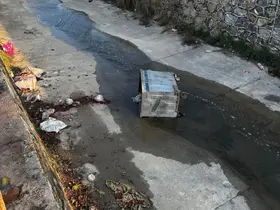 Çöp konteynerleri ilçe kanalına atıldı, belediye hukuki süreç başlatacak

