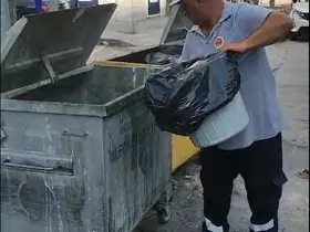 Çöp konteynırı tutuştu, temizlik işçisi anında müdahale etti
