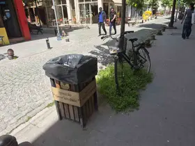 Çöp kutusunun hemen yanındaki bisikletin sepeti atıklarla doldu
