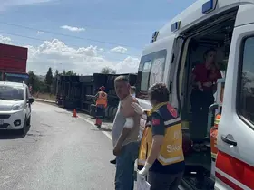 Çorlu’da virajı alamayan tır devrildi
