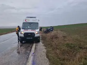 Çorum’da kayganlaşan yolda otomobil şarampole devrildi: 1 yaralı
