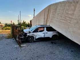 Çorum’da kontrolden çıkan tır, hafif ticari aracın üzerine devrildi: 1 yaralı

