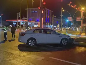 Çorum’da otomobil refüje çarptı: 1 yaralı
